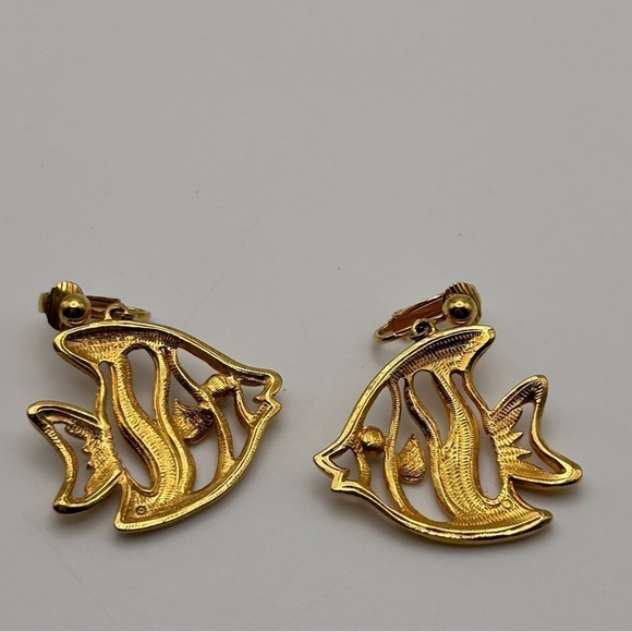 Vintage Avon Gold Tone Angel Fish Clip On Dangle Earrings Novelty Ocean - Picture 4 of 6